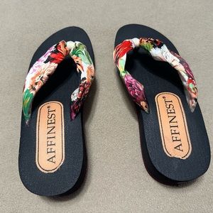 Woman’s platform Flip-Flop Size 10